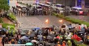 Butelki z benzyną kontra gaz łzawiący. Kolejne starcia protestujących z policją w Hong Kongu