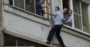 Rosyjski policjant uratował dziecko, które mężczyzna chciał wyrzucić przez okno