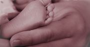 Wyziębiony i głodny noworodek, a obok nieprzytomna, pijana matka. Czujność położnej uratowała życie dziecka