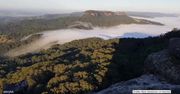 Chmury „płyną” nad australijskim lasem. Piękny timelapse nagrany o świcie
