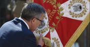 Ostatnie oficjalne wystąpienie prezydenta Komorowskiego. Ucałował wojskowy sztandar.
