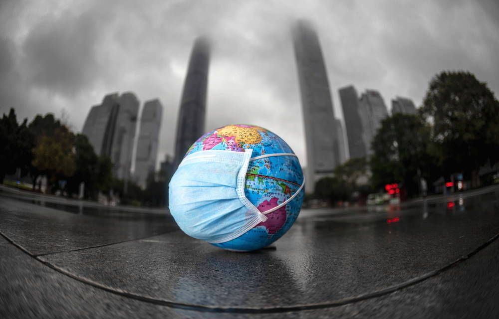 Koronawirus może się przenosić drogą powietrzną, dominuje jednak droga kropelkowa