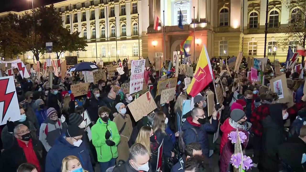 W stolicy trwa protest w obronie praw kobiet. Demonstranci dotarli na rondo Dmowskiego