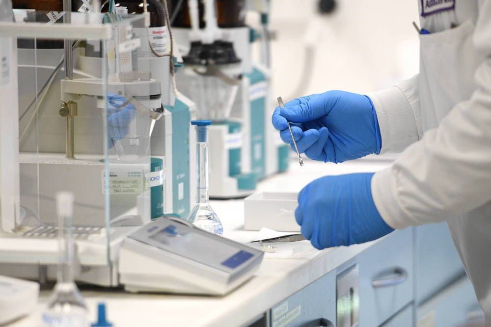 Oksfordzka szczepionka przeciw COVID-19 daje silną odpowiedź immunologiczną u seniorów