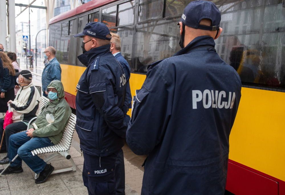 Prawie 2,7 tys. mandatów za niezakrywanie nosa i ust; ponad 685 wniosków o ukaranie do sądu