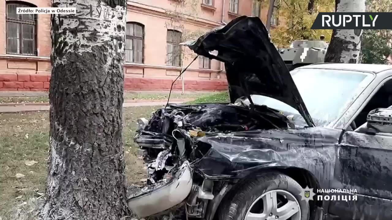 Kierowca pod wpływem narkotyków staranował policyjny radiowóz kradzionym samochodem. Myślał, że ratuje świat