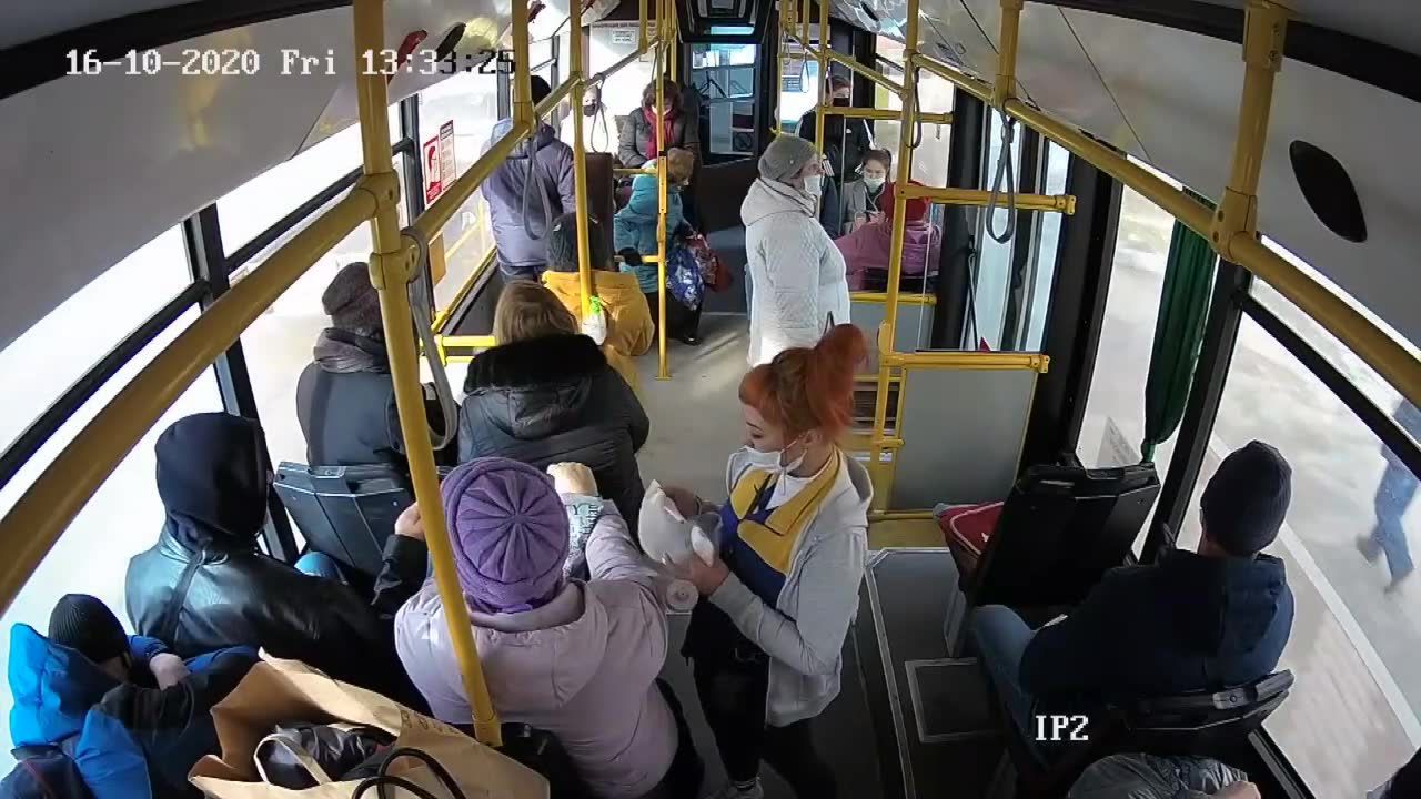 Pasażer autobusu uderzył kontrolerkę biletów w głowę, bo zwróciła mu uwagę na brak maseczki