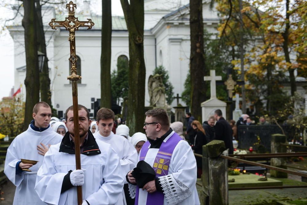 Apel prymasa o odwołanie mszy i nabożeństw na cmentarzach 1 listopada