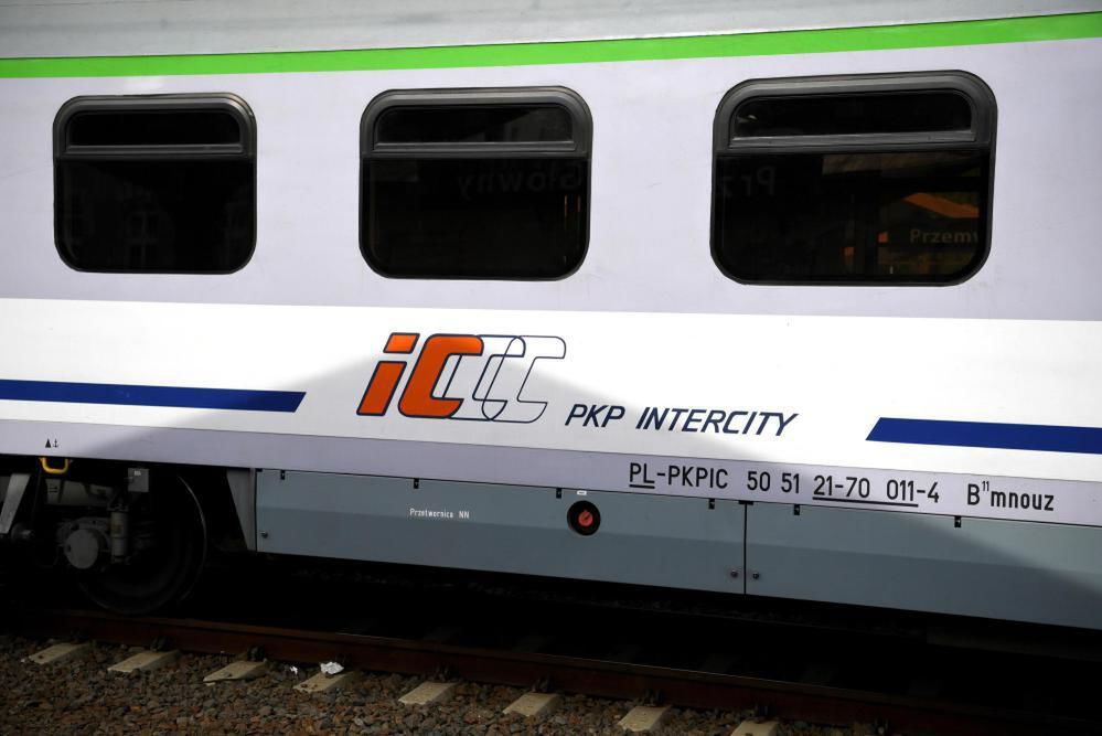 PKP Intercity: w związku ze zmianą czasu na zimowy 13 składów zatrzyma się w nocy na godzinę