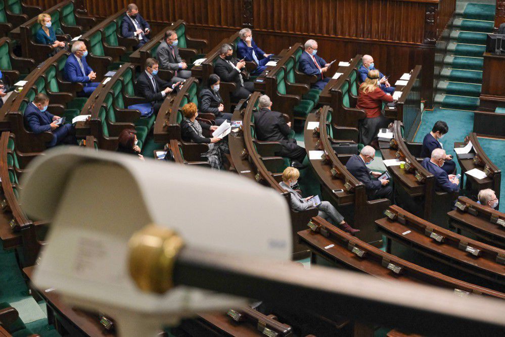 Sejm za dodatkami dla medyków i prawem do odmowy sprzedaży osobom bez maseczek