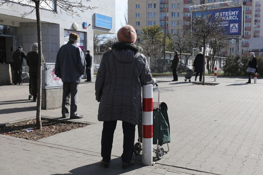 Od czwartku w sklepach, aptekach i na poczcie obowiązują godziny dla seniorów