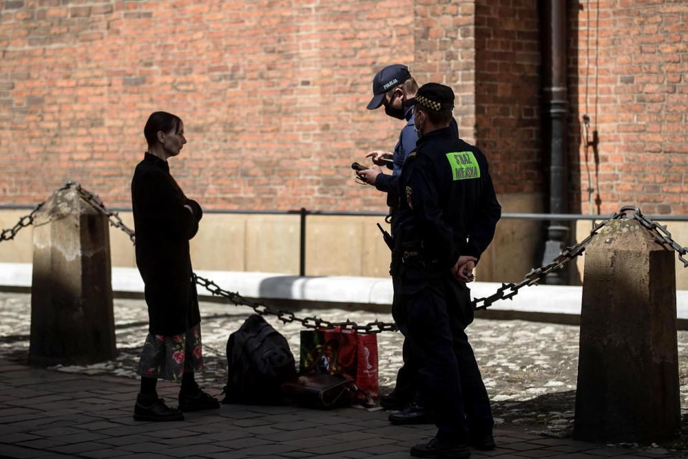 Jesz na ulicy? Będzie kara. Nie ma odstępstwa od obowiązku noszenia maseczki