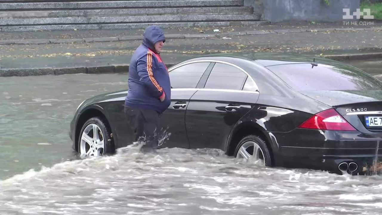 Potężna ulewa w Dniepropetrowsku. Dziesiątki samochodów podtopionych