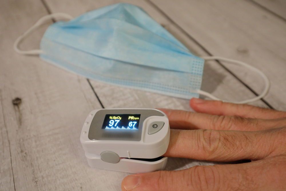 Chorzy na COVID-19 w domach zmierzą saturację i tętno, przekażą dane, pomiary będą monitorowane