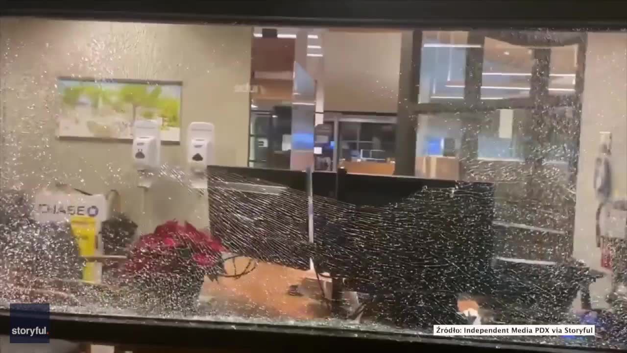 Protesty i wandalizm w Dniu Dziękczynienia. W Portland wybijano szyby w sklepach i bankach