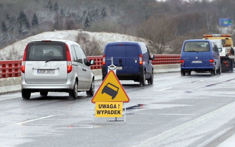 IMGW ostrzega przed oblodzeniem dróg w pięciu województwach