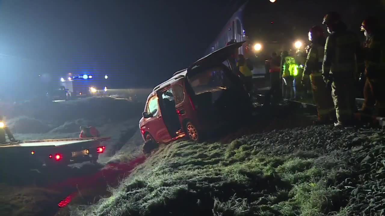 Kobieta z dwójką dzieci trafiła do szpitala po wjechaniu pod pociąg w Małopolsce