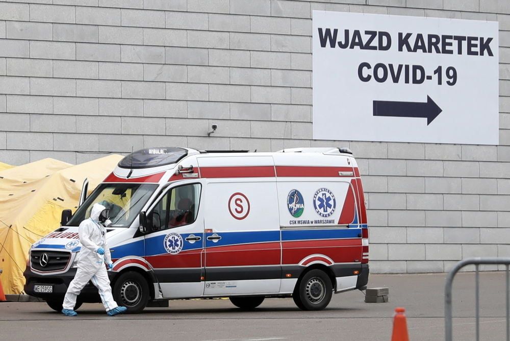 Coraz więcej Polaków boi się zakażenia koronawirusem. Przybyło też osób krytykujących działania rządu w związku z epidemią