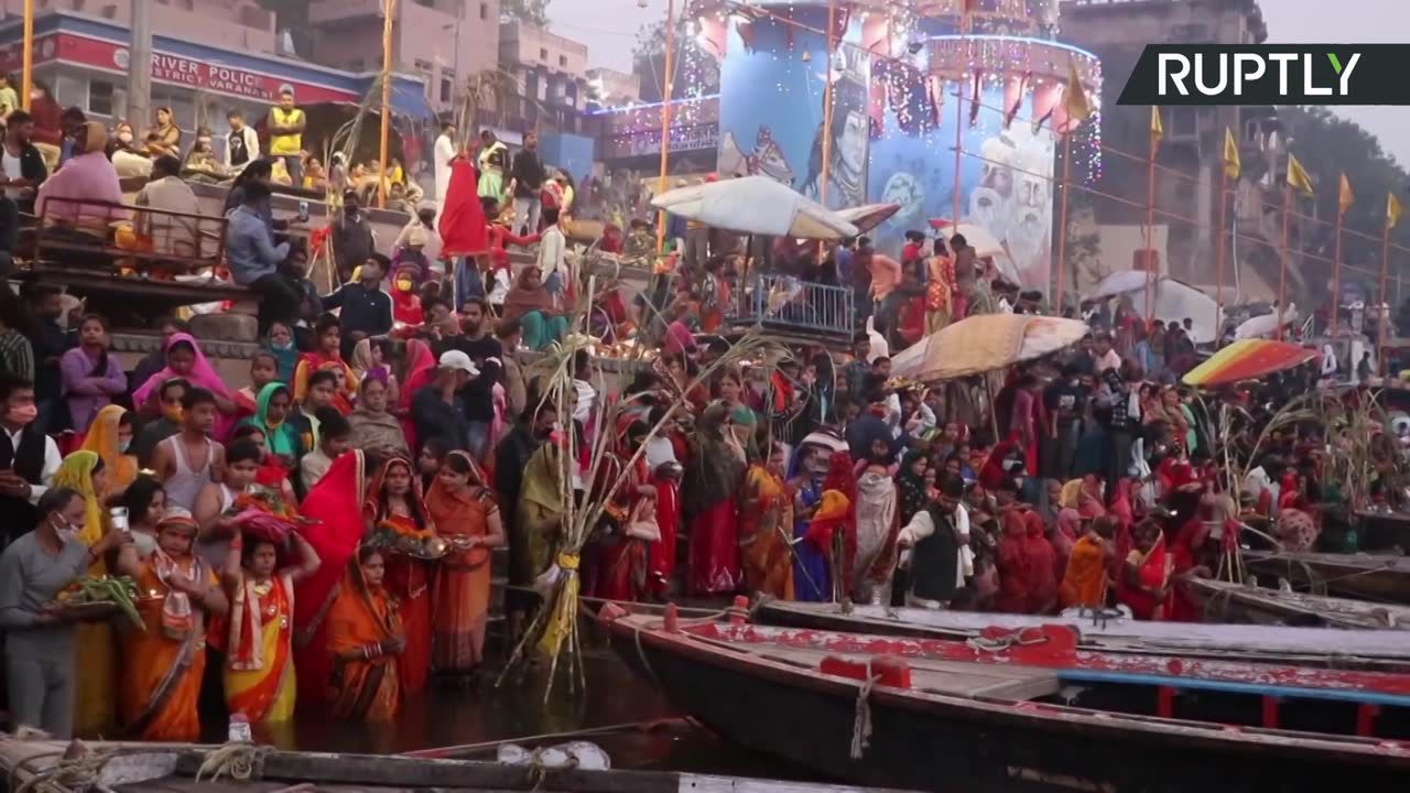 Tłumy na brzegach Gangesu. Hindusi uczcili święto Chhath