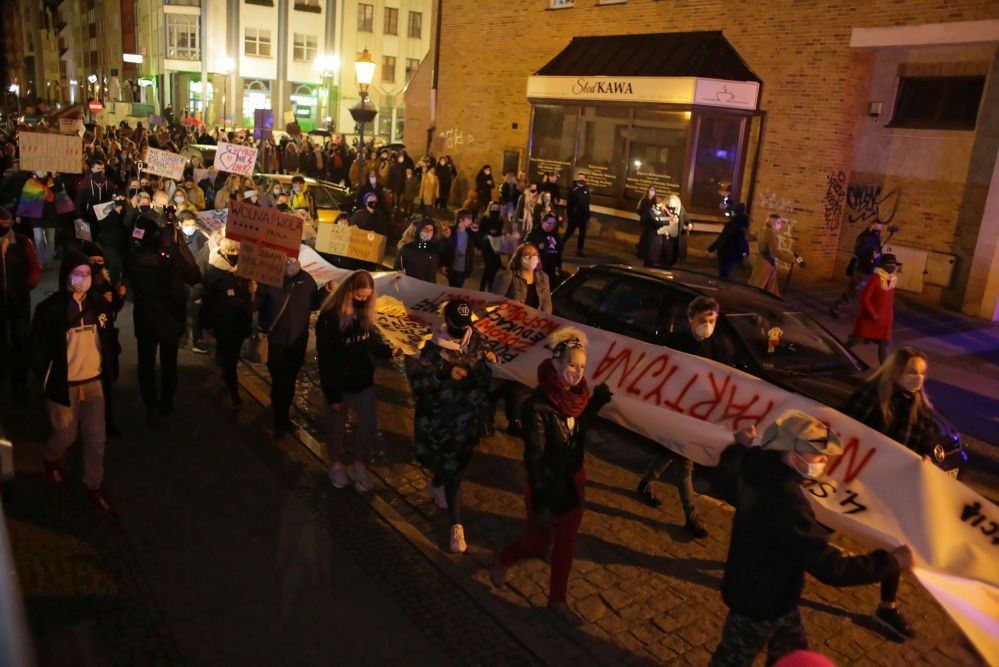 70 proc. Polaków popiera demonstracje uliczne organizowane w ramach Strajku Kobiet