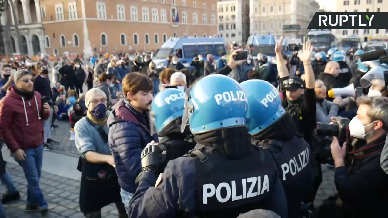 Protest w Rzymie przeciwko lockdownowi. Przepychanki z policją