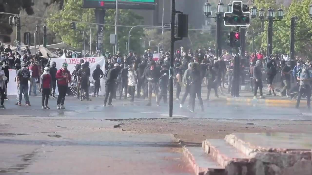 Antyrządowy protest w stolicy Chile. Policja użyła armatek wodnych do rozpędzenia tłumu