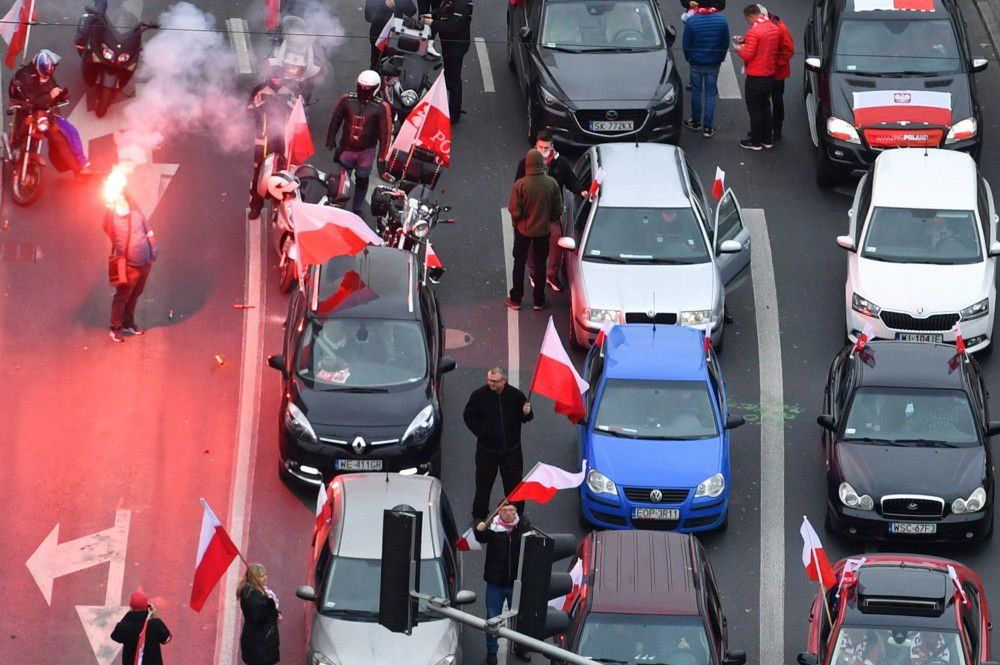 Policja na Marszu Niepodległości: zabezpieczono kilkadziesiąt sztuk rac i świec dymnych