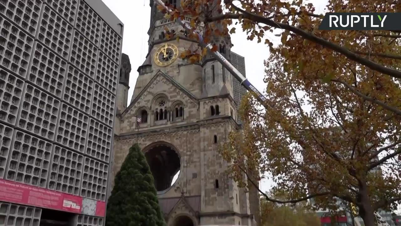 Ogromna choinka ustawiona w centrum Berlina. Powstanie jarmarku świątecznego wciąż niepewne z uwagi na epidemię