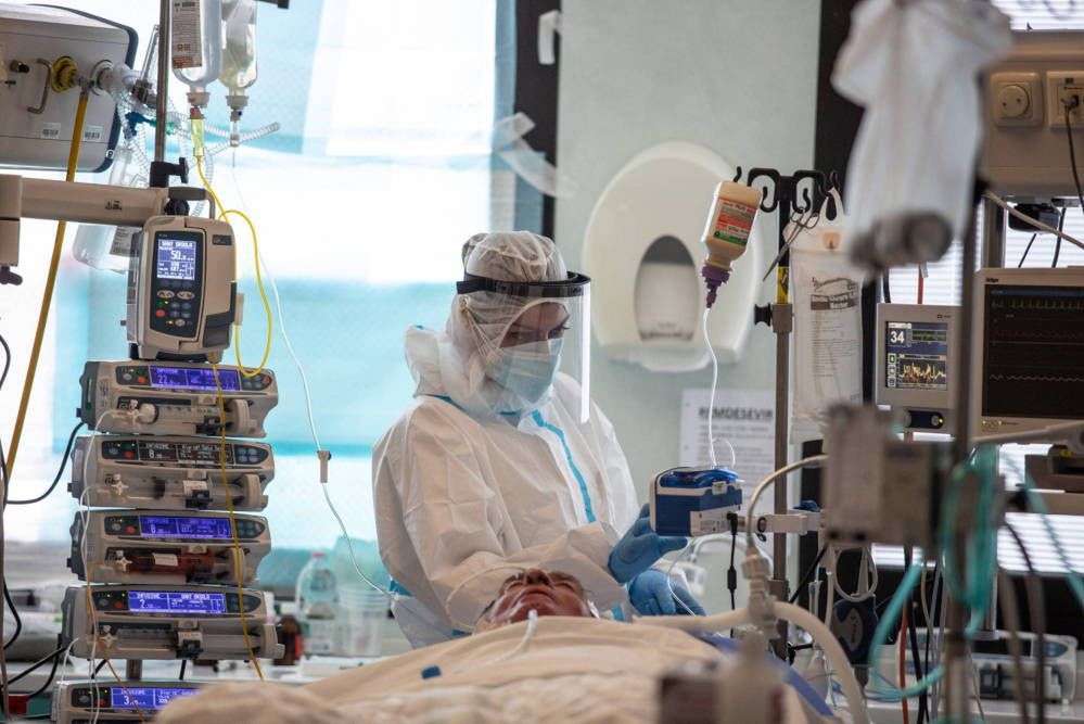 W szpitalach16 681 osób zakażonych koronawirusem, 1605 pod respiratorami