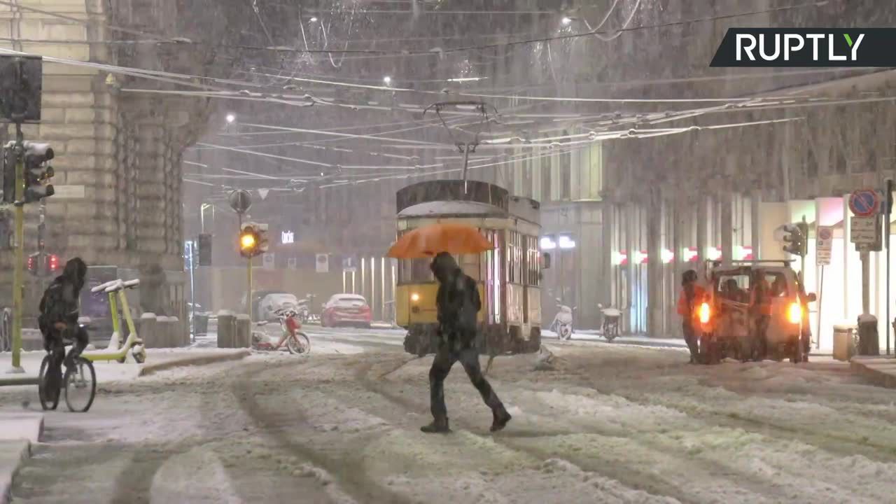 Śnieg przykrył Mediolan. Utrudnienia w poruszaniu się po drogach