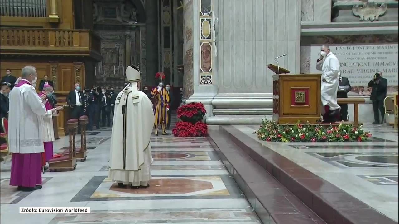 Papież Franciszek odprawił pasterkę w bazylice Świętego Piotra. Z powodu obostrzeń uczestniczyło w niej znacznie mniej osób niż zwykle