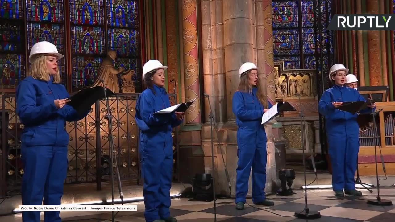 Chórzyści w hełmach zaśpiewali kolędy w katedrze Notre-Dame. Pierwszy taki koncert od pożaru