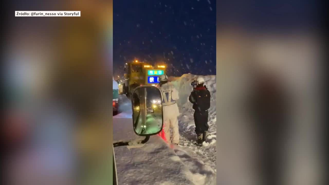 Tysiąc aut utknęło na zaśnieżonej autostradzie w Japonii. Kierowcy byli zmuszeni nocować w samochodach