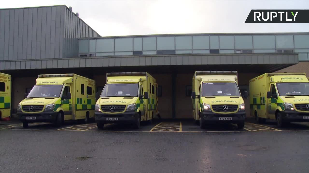 Kolejki karetek przed szpitalem w Irlandii Północnej. Wzrost liczby pacjentów z Covid-19 paraliżuje placówkę