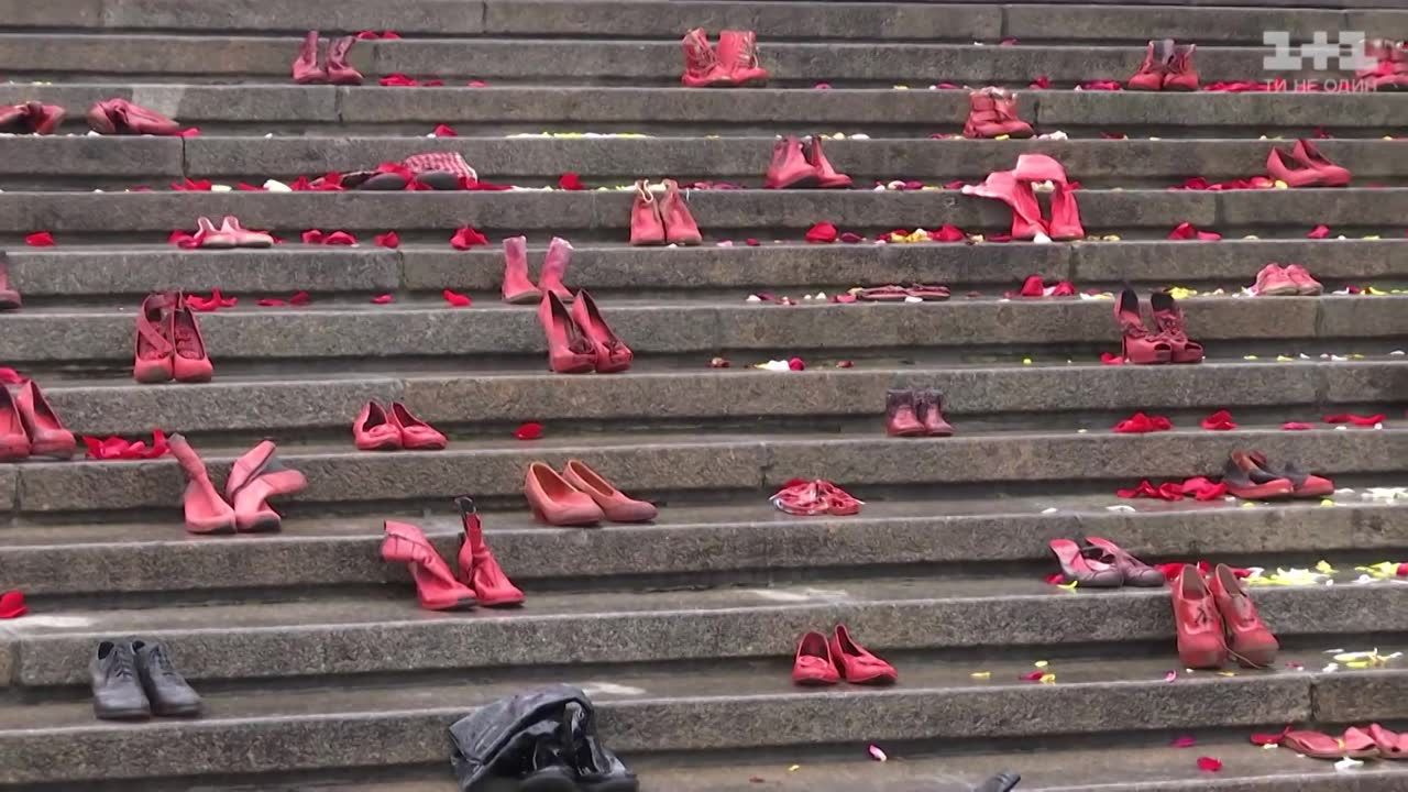 Damskie buty na schodach w Odessie. Protest przeciwko przemocy wobec kobiet