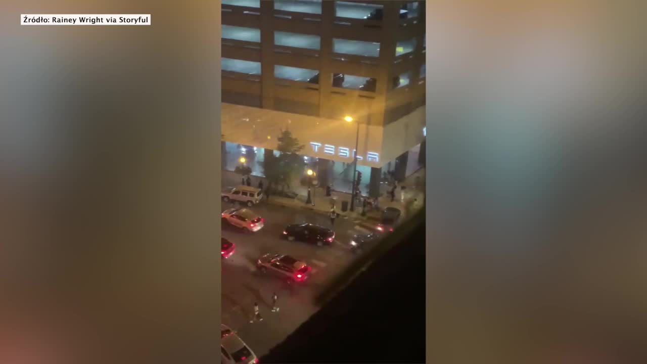 Salon Tesli w Chicago został splądrowany podczas nocnych zamieszek