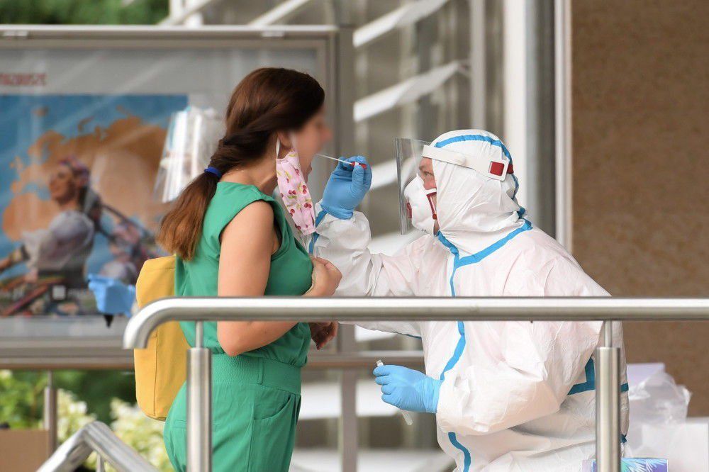 Badania: gorączka, kaszel, potem bóle mięśni – w takiej kolejności pojawiają się objawy COVID-19