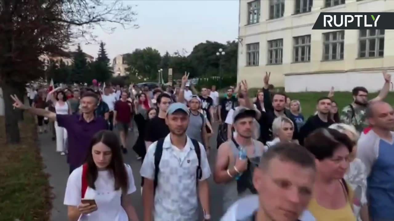 Protest przed aresztem w Mińsku. Demonstranci domagają się wypuszczenia więźniów politycznych, w tym męża S. Cichanouskiej