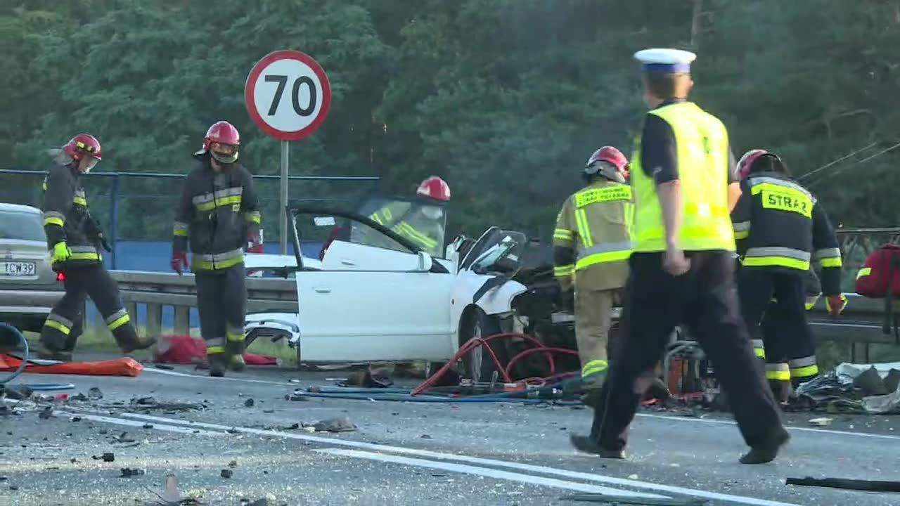 Zderzenie busa z samochodem osobowym w Wielkopolsce. Dwie osoby zginęły, siedem jest rannych