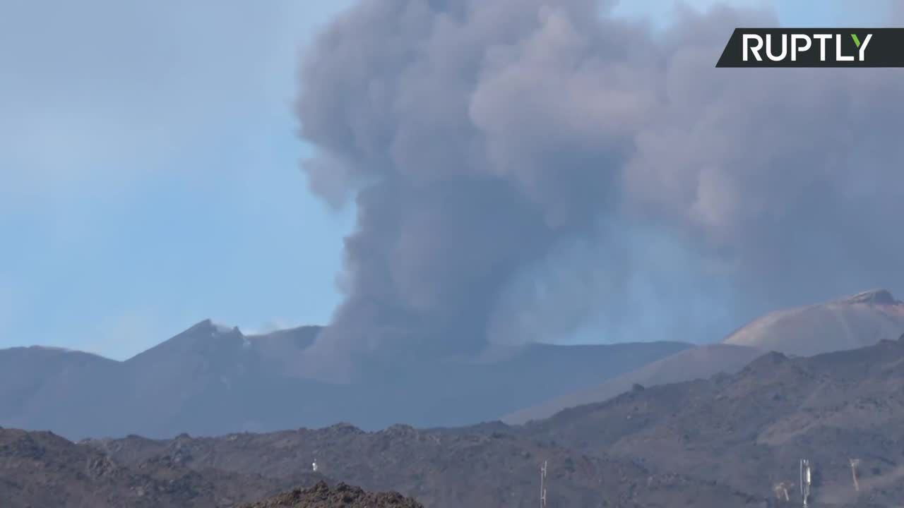 Chmura dymu nad Etną. Erupcja wulkanu na Sycylii