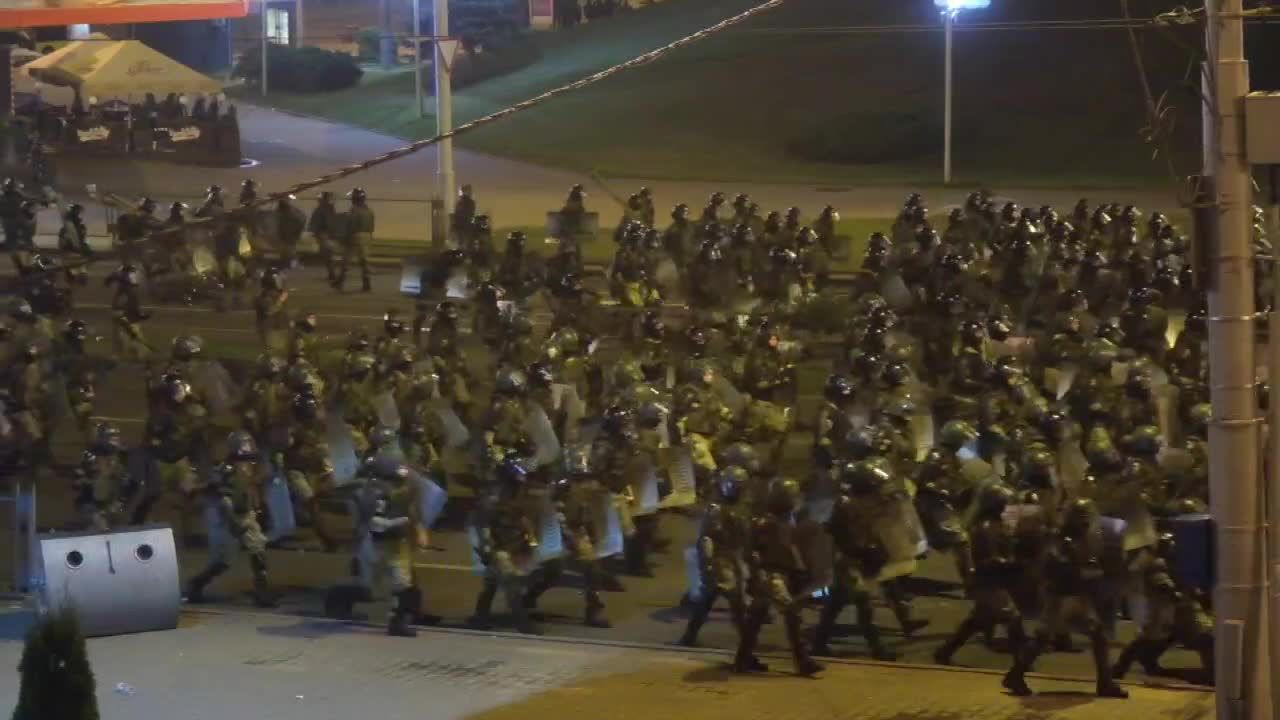 Trzecia noc protestów na Białorusi. W szpitalach już ponad 200 osób