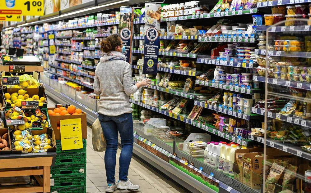 Sklepy nie są w stanie samodzielnie wyegzekwować od klientów noszenia masek