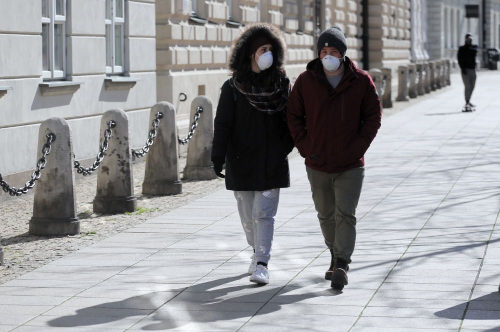 Prawie 55 tys. osób pouczonych za brak maseczki; 14 tys. zostało ukaranych mandatami