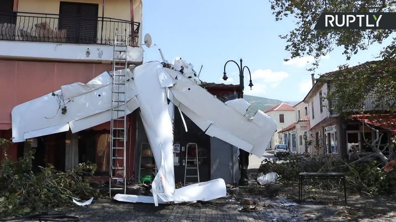 Awionetka uderzyła w dom w Grecji. 19-letni pilot odniósł niewielkie obrażenia