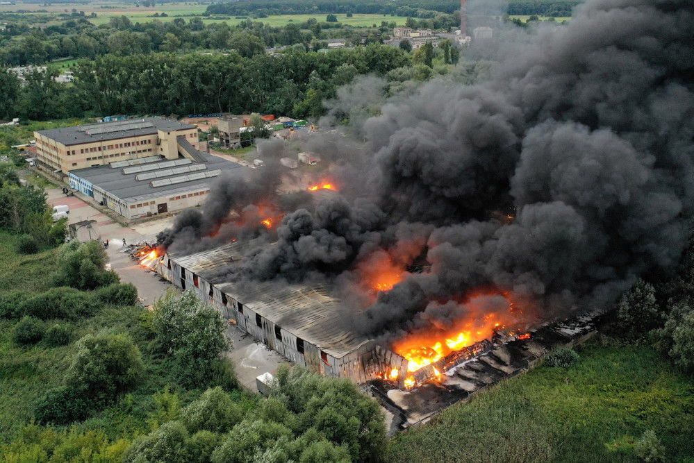 30 zastępów straży gasi pożar w Konstancinie; mieszkańcy powinni zamykać okna