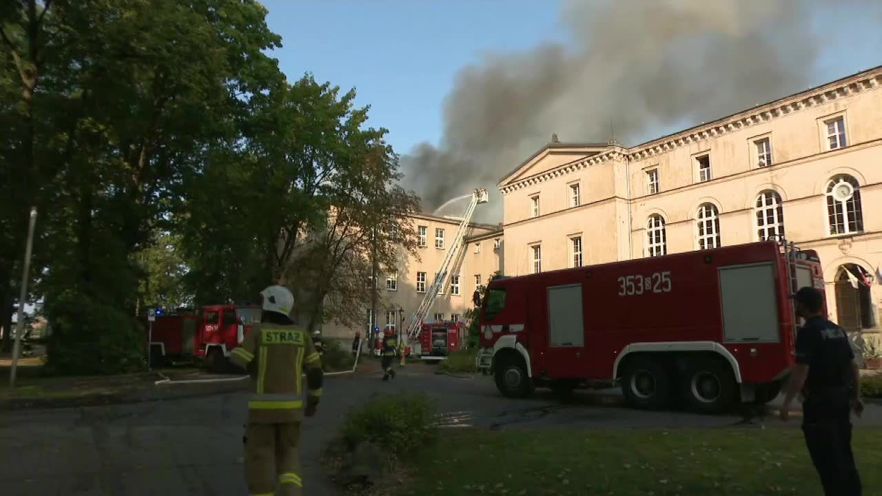 Strażacy opanowali pożar szkoły w Lublińcu. Na razie nie wiadomo, kiedy uczniowie będą mogli wrócić do klas