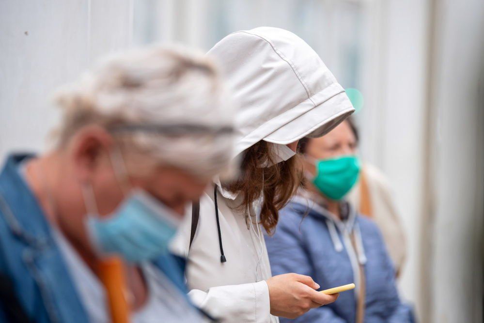 NFZ: maseczka – mała, wielka sprawa; nośmy ją, chrońmy siebie i innych