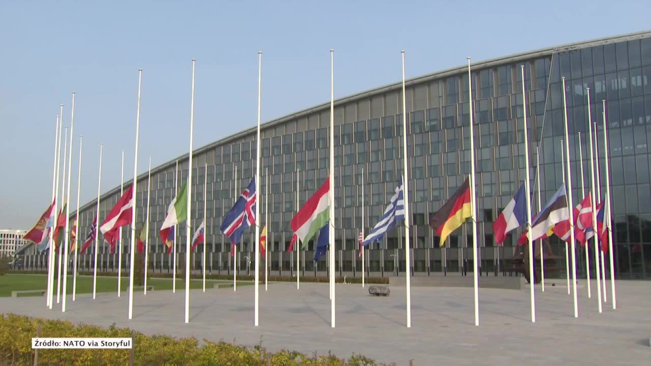 Flagi państw NATO obniżono do połowy masztu. 19. rocznica zamachów z 11 września 2001 r.