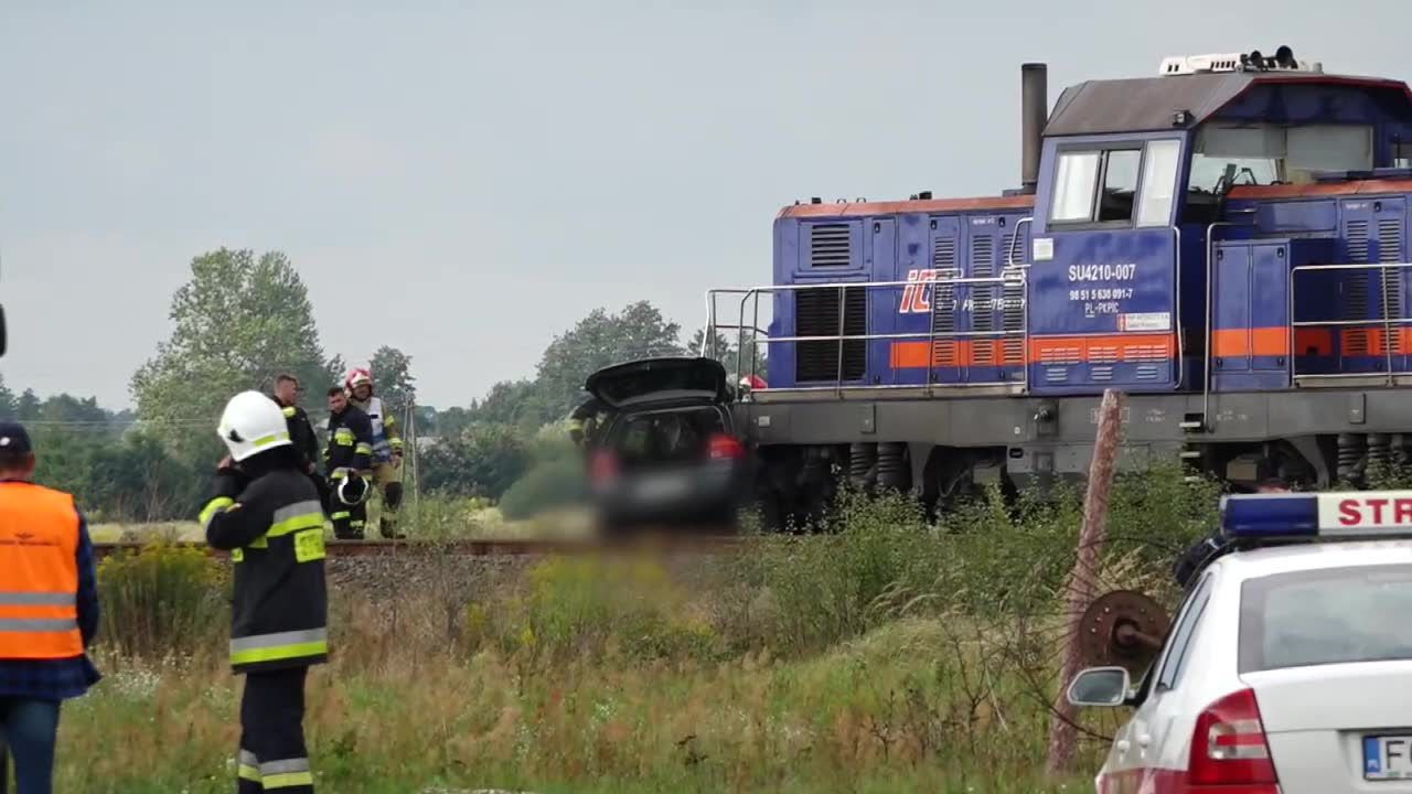 Pociąg zmiażdżył samochód osobowy. Policjant zginął na przejeździe kolejowym w Lubuskiem