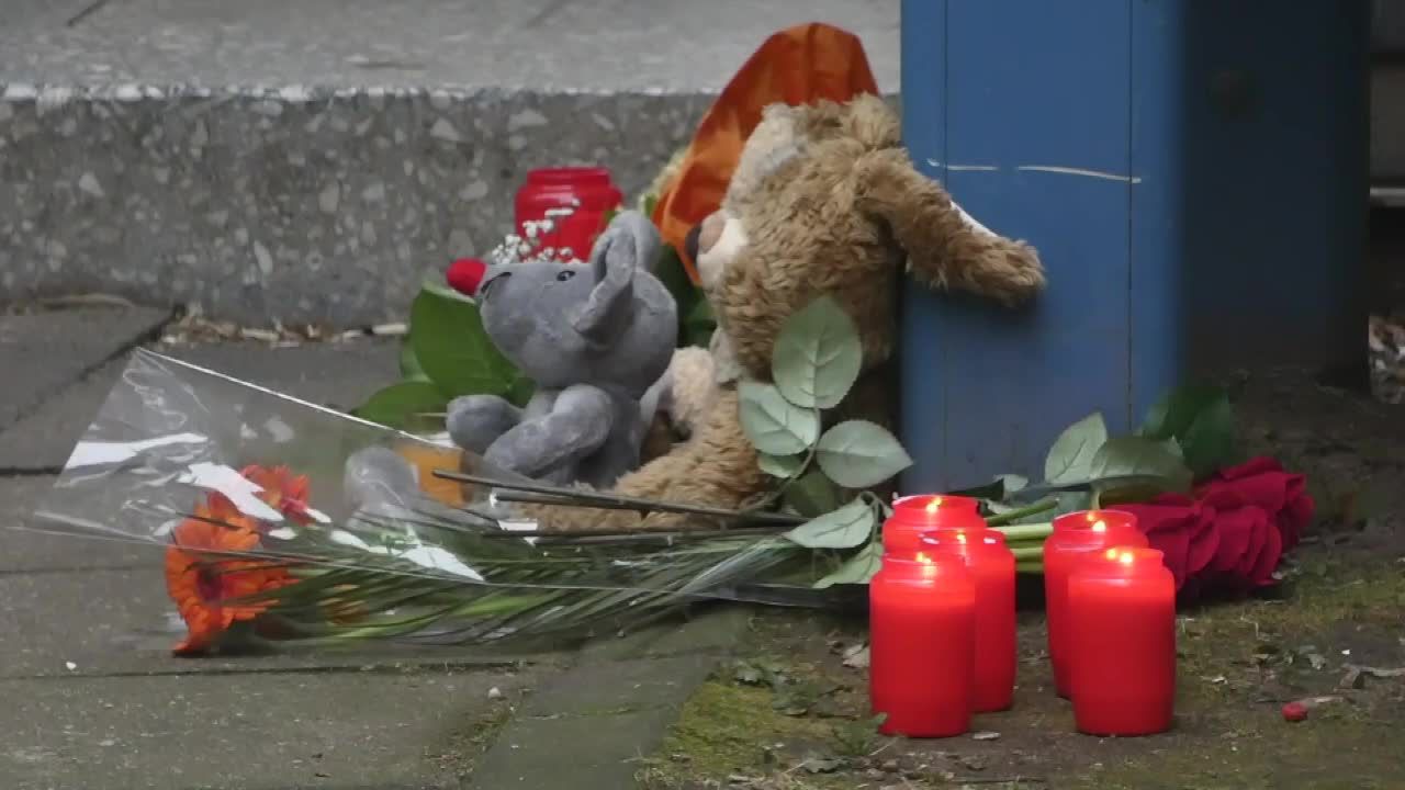 Maskotki przed domem w Solingen. Mieszkańcy upamiętnili zamordowane dzieci